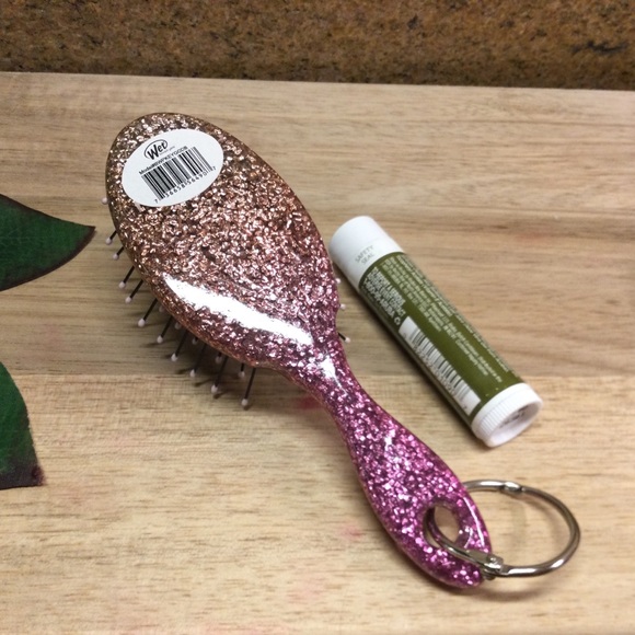 3/$20 - New Mini Wet Brush with Keychain - Picture 2 of 2